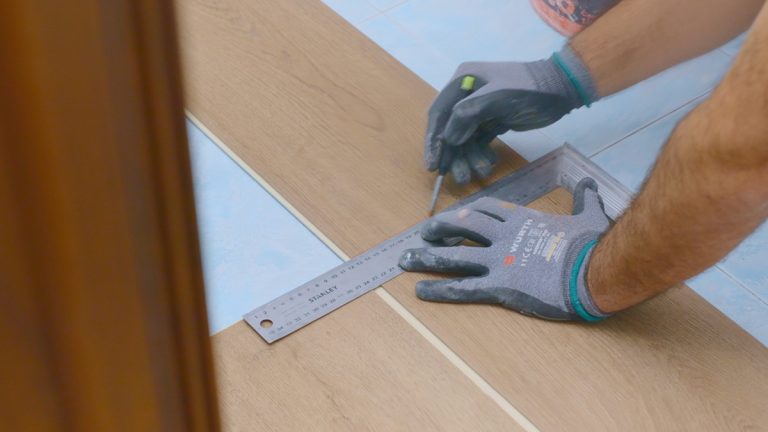 Operatore che taglia toga di legno per il bagno