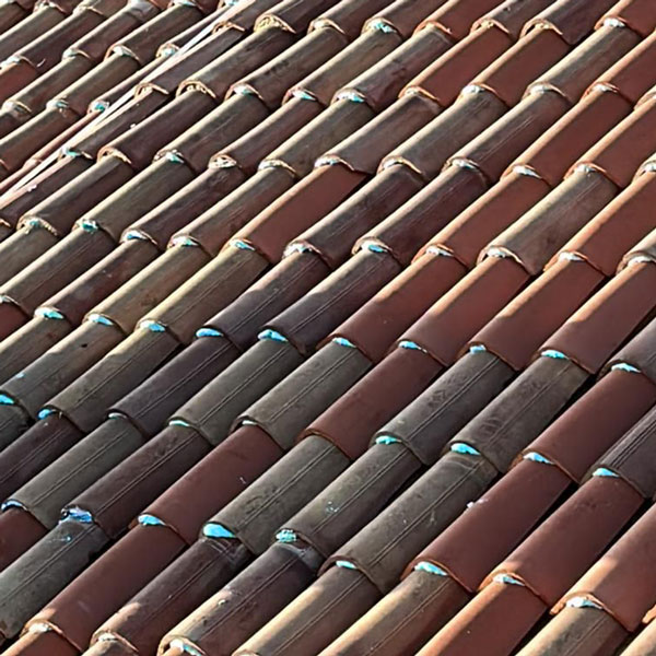 Tetto in tegole di terracotta con trama dettagliata, evidenziando materiali tradizionali per l'edilizia.