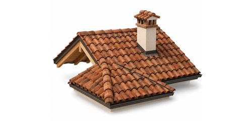 Tetto in tegole di terracotta con comignolo, esempio di architettura tradizionale.